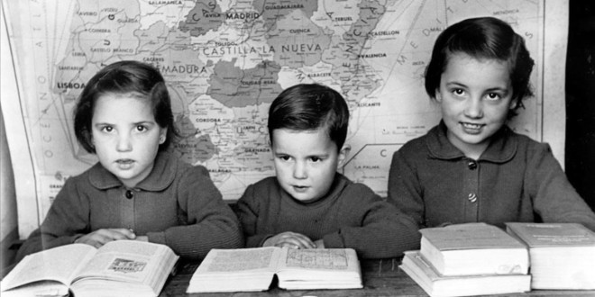 EDUCACION  Tordoya  La Coruna   ano 1955 - Tres ninos estudian la leccion en la escuela  delante de un mapa de Espana  EFE Archivo Alfredo Calvo svb