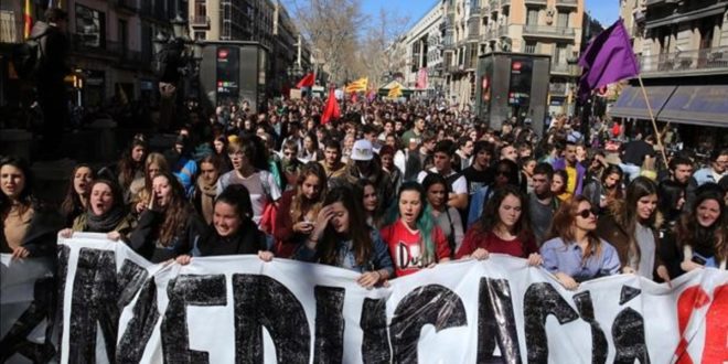 BARCELONA 03 03 2016 Barcelona Sociedad Manifestacion Huelga de estudiantes de universidad contra el 3 2    vaga d alumnes contra el 3 2    La mani va de pl  Universitat  por Rambla hasta P  Colom y Pca  Sant Jaume  FOTO de RICARD CUGAT