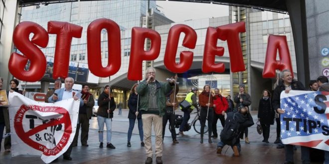 Demonstrators protest against CETA outside the EU summit in Brussels  Belgium  October 20  2016    REUTERS Francois Lenoir