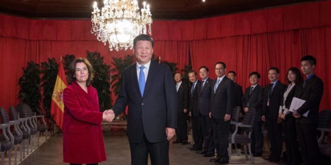 Spanish Deputy Prime Minister Soraya Saenz de Santamaria  L  shakes hands with the President of the People s Republic of China  Xi Jinping during their meeting on the spanish Canary island of Gran Canaria on November 24  2016     AFP PHOTO   DESIREE MARTIN