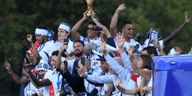 Les Bleus champions du monde célébrés sur les Champs-Elysées