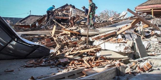 LOM08  LOMBOK  INDONESIA   06 08 2018 - Miembros de los servicios de rescate buscan victimas entre los escombros tras el terremoto de magnitud 6 9 que sacudio la noche del domingo la isla de Lombok  Indonesia  hoy  6 de agosto de 2018  Al menos 91 personas han muerto y 209 han resultado heridas en el seismo  EFE  Str