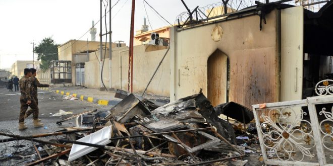 IRAQ_NAJAF_هدوء في مدينة النجف والشرطة تقوم بتنضيف الشوارع وتم فتحها جميعا وكذالك شارع القنصلية الايرانية التي تعرضت للحرق يوم امس 
28/11/2019 AFP PHOTO/HAIDAR HAMDANI