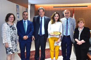 وزيرة الاعلام مع وفد الجامعة الحديثة