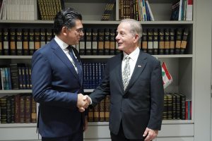 مرقص السفير الاميركي