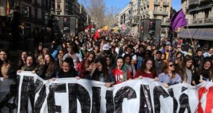 BARCELONA 03 03 2016 Barcelona Sociedad Manifestacion Huelga de estudiantes de universidad contra el 3 2    vaga d alumnes contra el 3 2    La mani va de pl  Universitat  por Rambla hasta P  Colom y Pca  Sant Jaume  FOTO de RICARD CUGAT