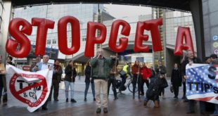 Demonstrators protest against CETA outside the EU summit in Brussels  Belgium  October 20  2016    REUTERS Francois Lenoir