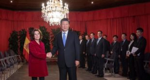 Spanish Deputy Prime Minister Soraya Saenz de Santamaria  L  shakes hands with the President of the People s Republic of China  Xi Jinping during their meeting on the spanish Canary island of Gran Canaria on November 24  2016     AFP PHOTO   DESIREE MARTIN