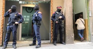 Barcelona 25 04 2917 operacion policial de los mossos en el carrer del Carme Fotografia de Joan Cortadellas