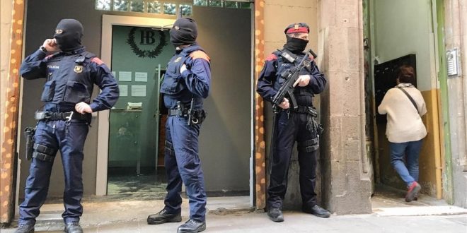 Barcelona 25 04 2917 operacion policial de los mossos en el carrer del Carme Fotografia de Joan Cortadellas