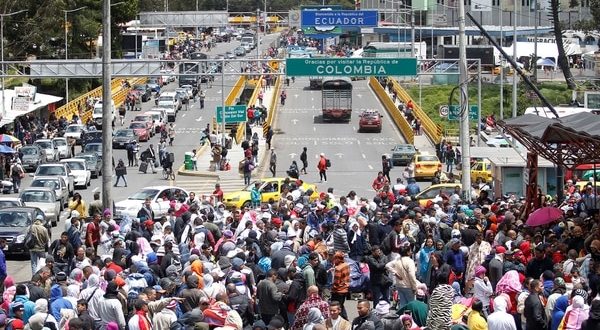 Venezolanos-emigrando-a-Ecuador-6